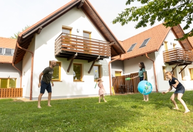 Najem prostornih apartmajev in neomejeno kopanje v termah 